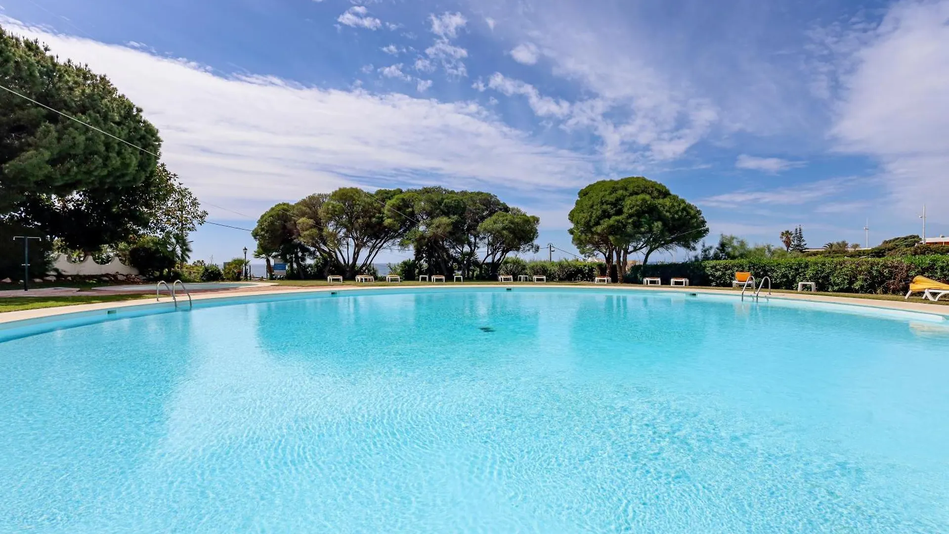 Apartment With 2 Bedrooms, 2M To The Beach Armação de Pêra Portugal