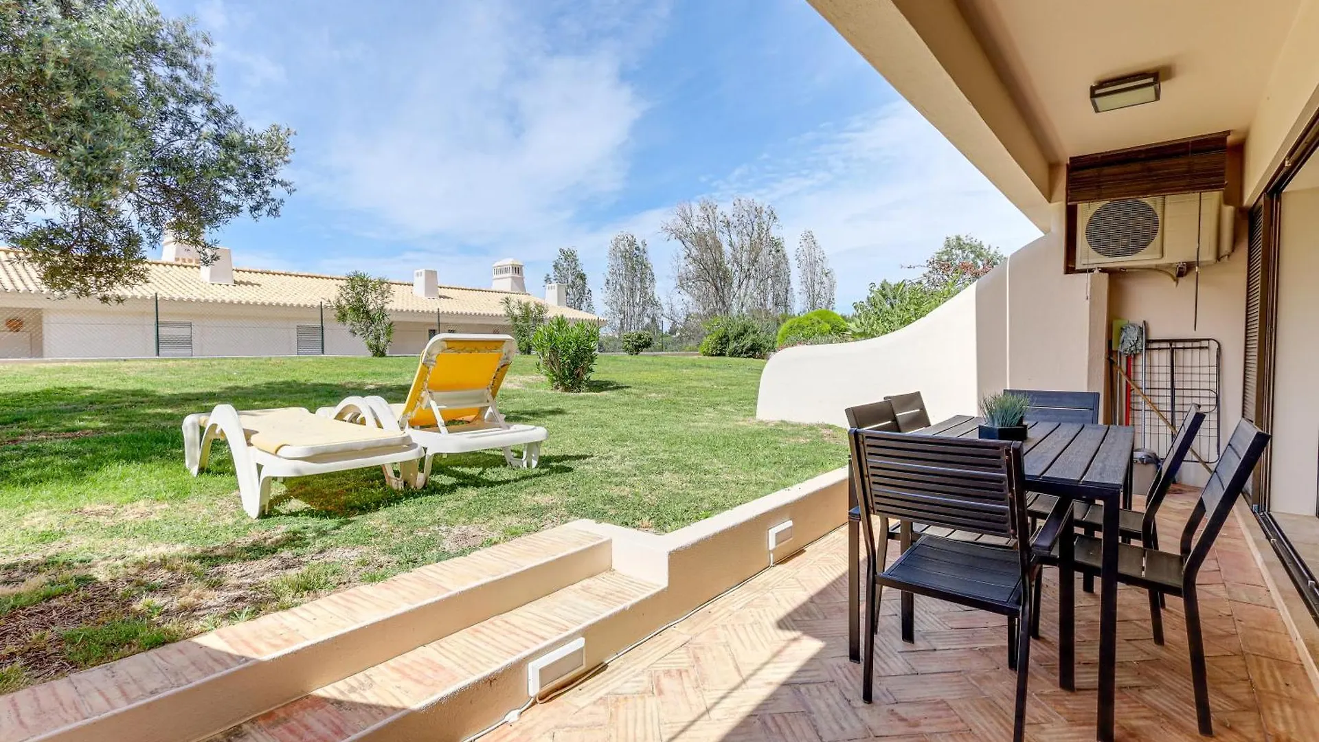 Apartment With 2 Bedrooms, 2M To The Beach Armação de Pêra 0*,