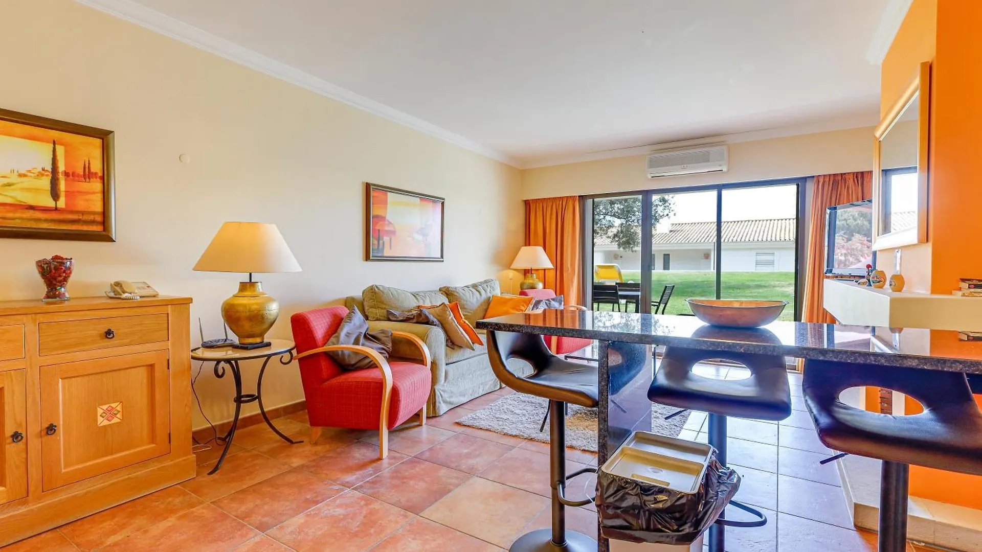 Apartment With 2 Bedrooms, 2M To The Beach Armação de Pêra