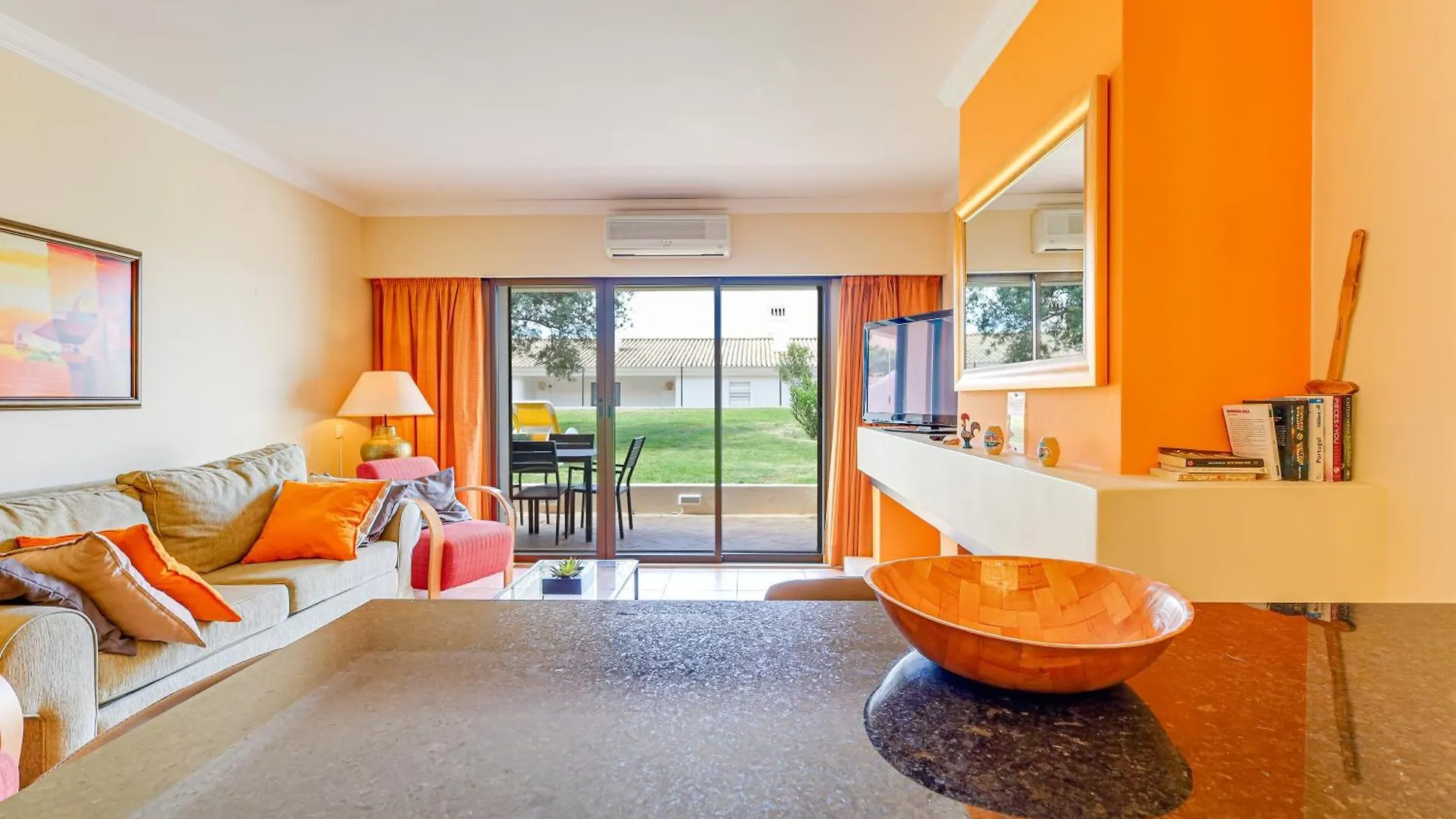 Apartment With 2 Bedrooms, 2M To The Beach Armação de Pêra Portugal