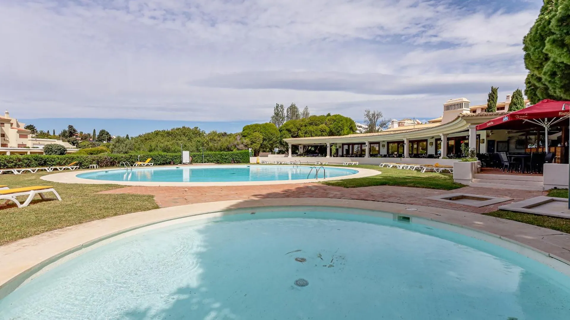 Apartment With 2 Bedrooms, 2M To The Beach Armação de Pêra 0*,  Portugal