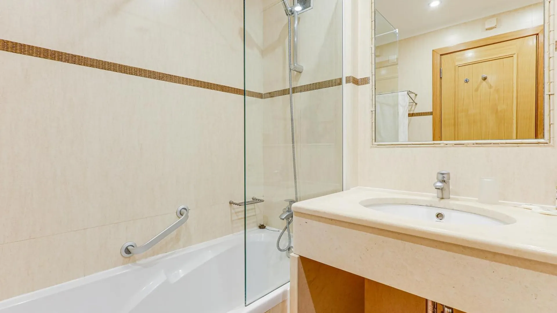 Apartment With 2 Bedrooms, 2M To The Beach Armação de Pêra